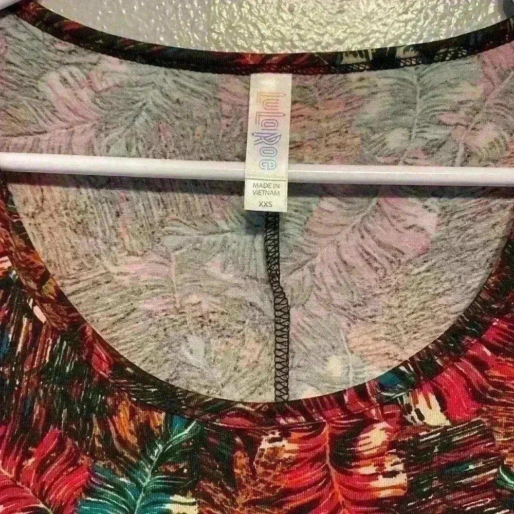 💚 3/$15 LuLaRoe Feather Print Perfect T Size XXS Has Side Slits - Picture 5 of 8
